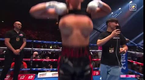 danielle hamsley flash|Boxing: Daniella Hemsley flashes crowd after Kingpyn。